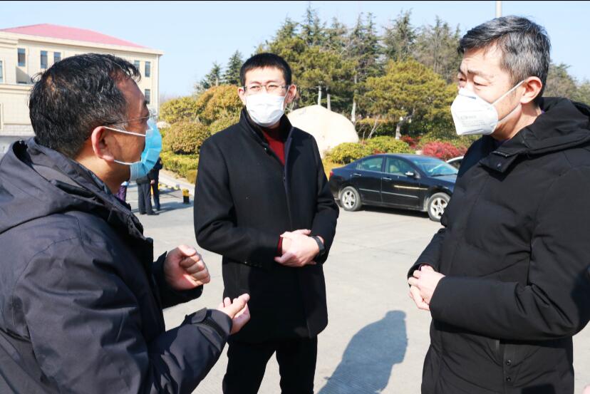 共同戰(zhàn)疫情，慰問顯大愛！嶗山區(qū)建筑業(yè)協(xié)會(huì)會(huì)長(zhǎng)袁永林等慰問青島高速疫情防控工作人員(圖1)