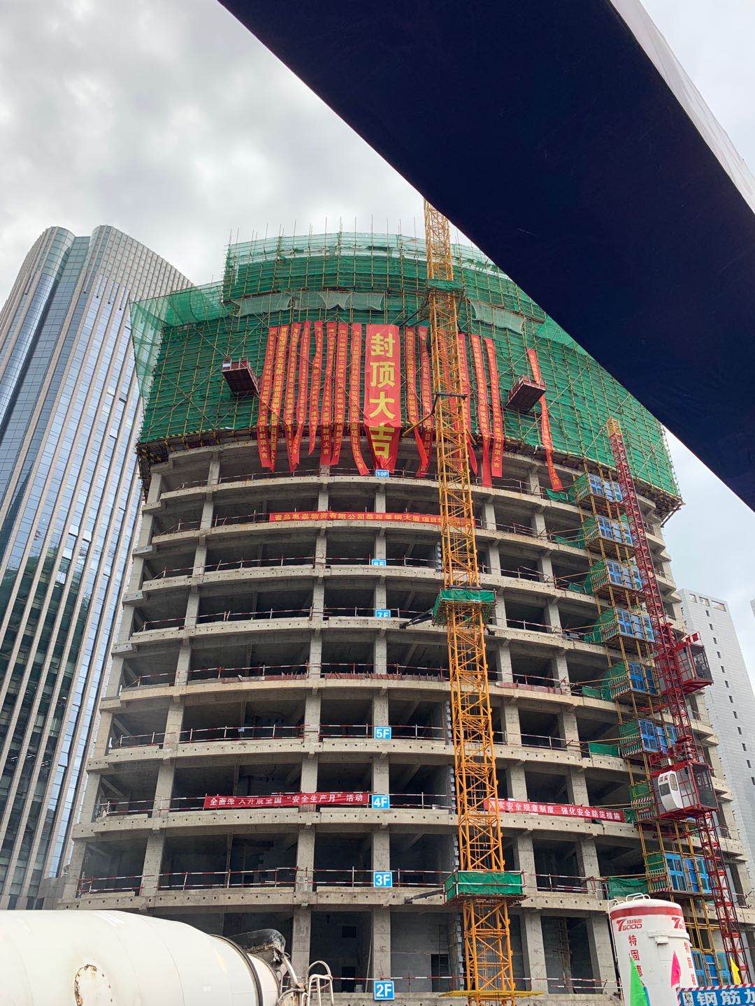 中建聯(lián)合|萊鋼大廈萊鋼綜合商務(wù)寫(xiě)字樓項(xiàng)目順利封頂！(圖1)