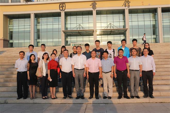 集團(tuán)捐資100萬元人民幣在中國海洋大學(xué)設(shè)立德才獎學(xué)基金(圖5)