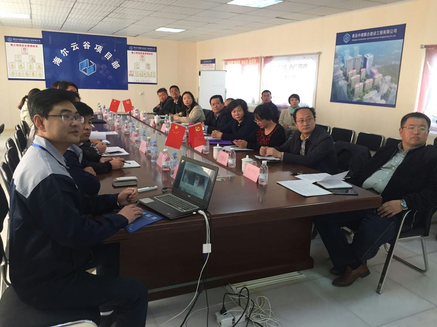 青島市示范性重點工程勞動競賽工作會議在我公司海爾云谷項目召開(圖1)