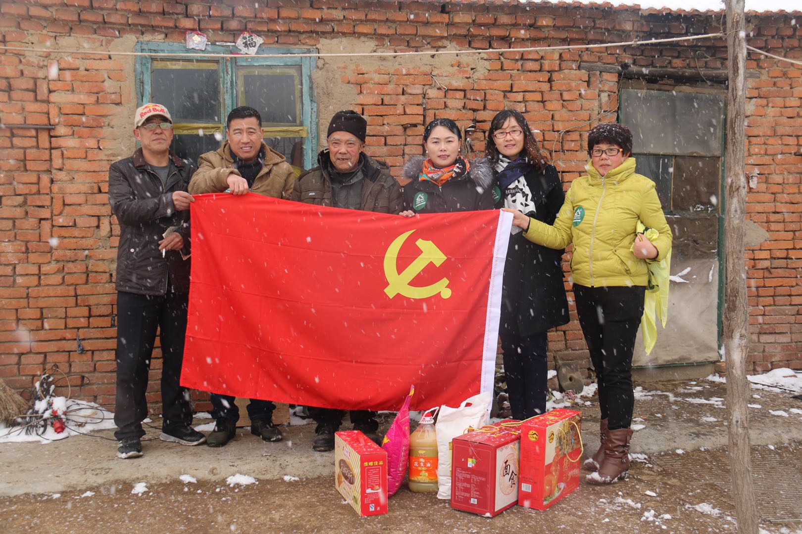 雪中送溫暖  情誼暖人心——公司開展貧困群眾慰問活動(圖4)