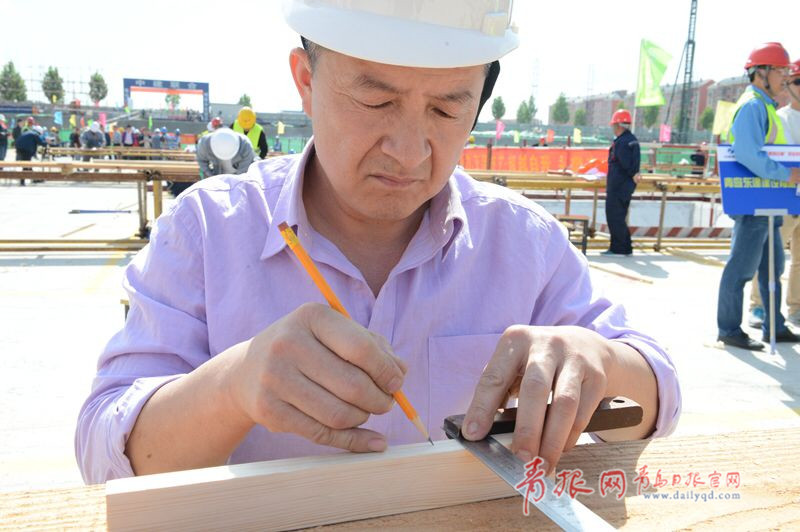 比速度拼質(zhì)量！青島農(nóng)民工建筑技能大比拼(圖1)