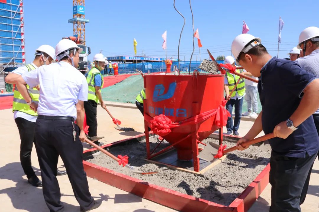 獻(xiàn)禮第38個(gè)教師節(jié)，中建聯(lián)合承建的新三屯小學(xué)綜合樓正式封頂(圖3)