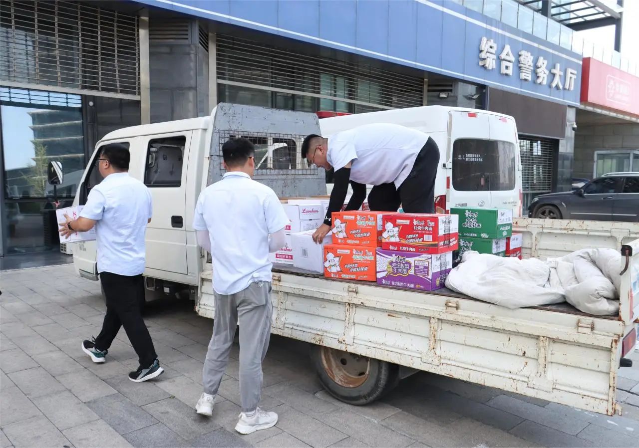 致敬一線 | 青島中建聯(lián)合集團有限公司工會為交警同志“送清涼”(圖2) 致敬一線 | 青島中建聯(lián)合集團有限公司工會為交警同志“送清涼”(圖2)