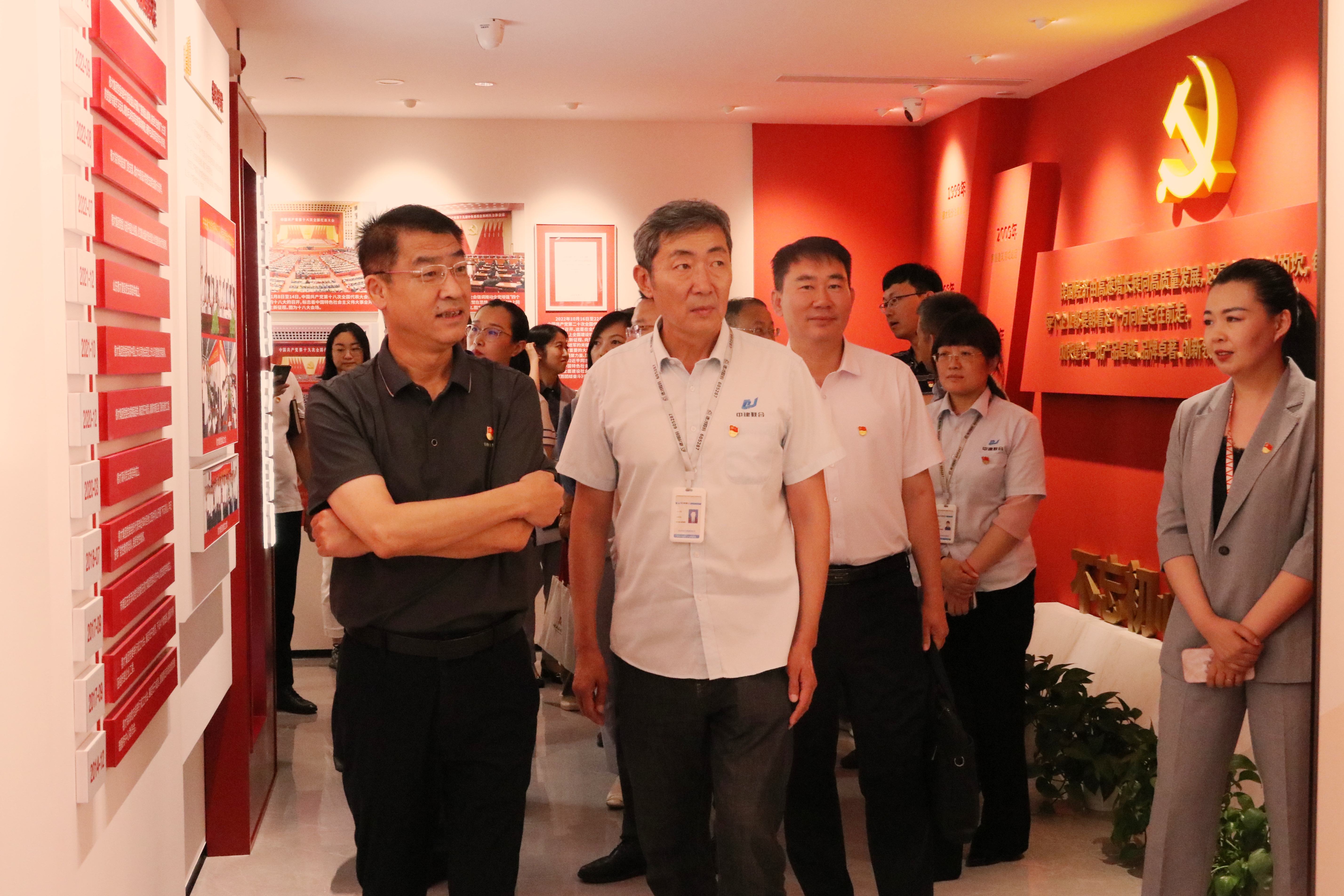 嶗山區(qū)建筑行業(yè)黨委“強黨性、嚴紀律、迎七一”先鋒住建·支部圓桌會在中建聯(lián)合順利召開(圖3)