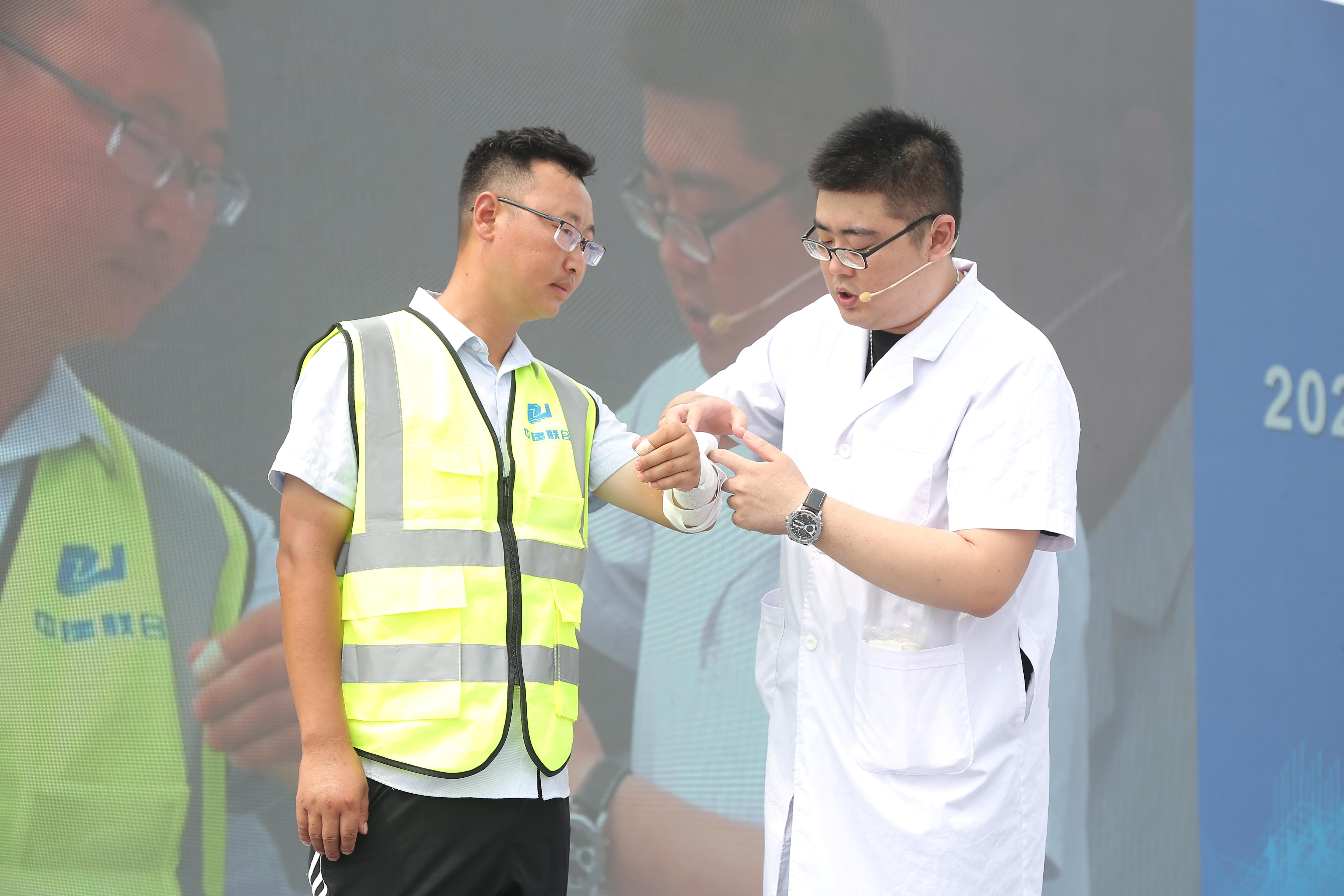 筑牢安全防線 | 中建聯(lián)合承辦2024年青島市房屋建筑工程應(yīng)急隊(duì)伍拉動(dòng)演練活動(dòng)(圖4)